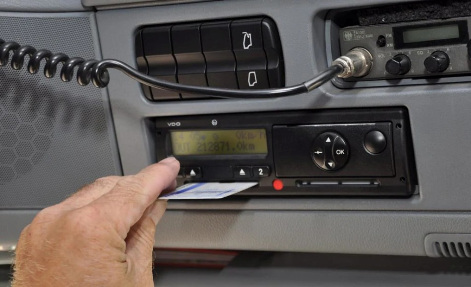 Was ist ein Fahrtenschreiber im Auto und wozu wird er benötigt?