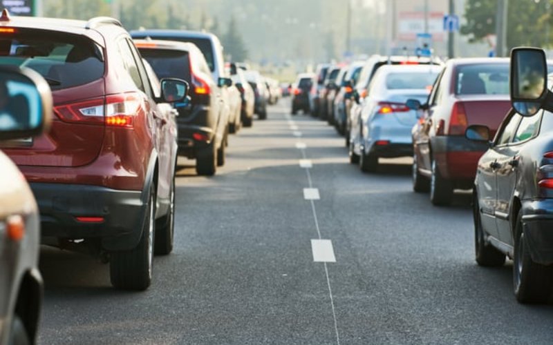 So vermeiden Sie eine Überhitzung Ihres Autos im Sommerstau: praktische Tipps