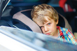 Was tun, wenn ein Kind im Auto geschaukelt wird? Foto 1