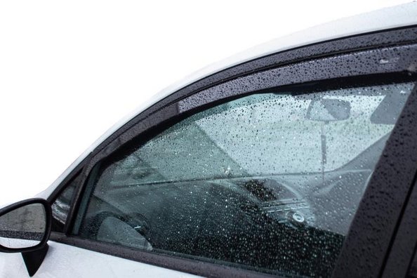 Was tun, wenn sich der Windabweiser (Windschutzscheibe) Ihres Autos gelöst hat?