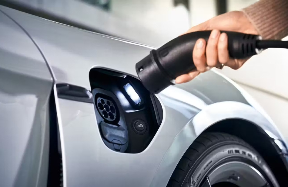 Wie lange kann ein Elektroauto ohne Aufladen fahren?
