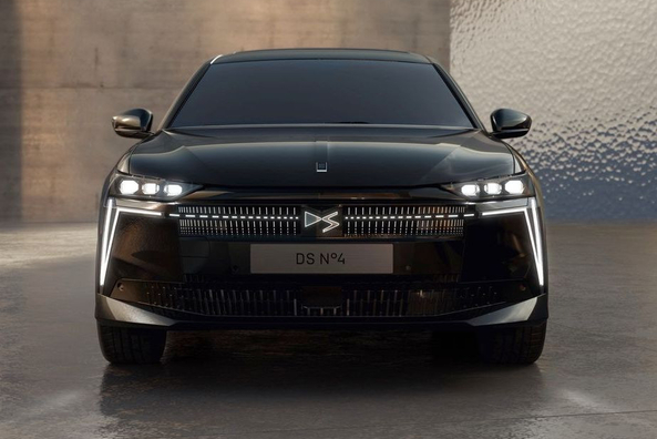 DS N°4 E-Tense 2025 Testbericht: Ein aktualisierter Premium-Schrägheckwagen