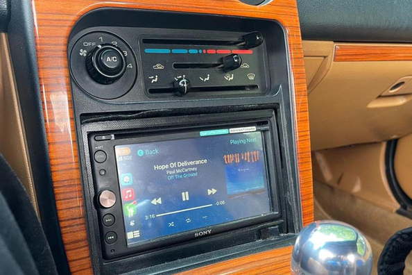 Soll ich das Original-Autoradio austauschen? Vor- und Nachteile eines Upgrades