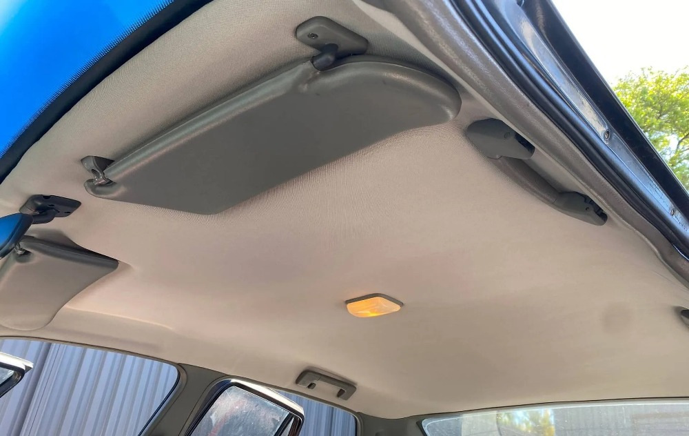 Welches Material sollte zum Bedecken der Autodecke verwendet werden?
