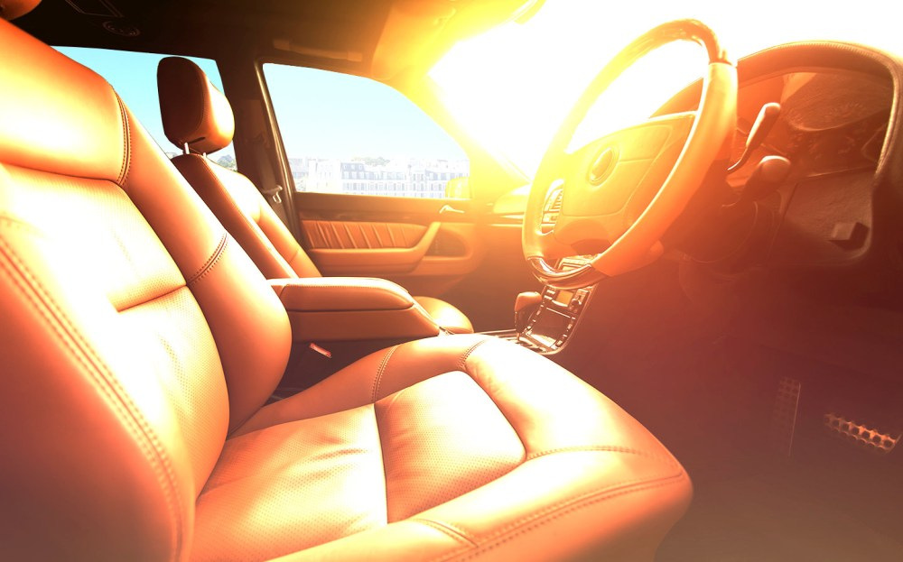 Was sollte man bei Hitze auf keinen Fall im Auto lassen?