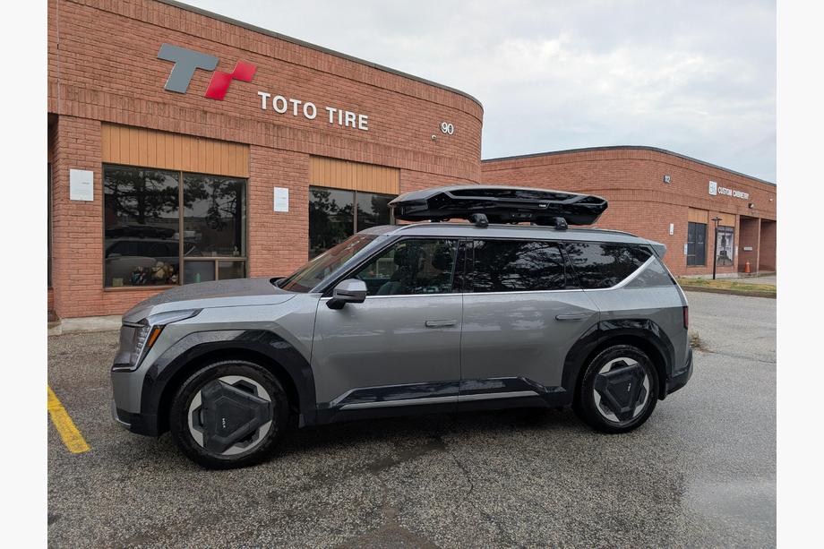 KIA EV9 Querträger für integrierte Dachreling mit Schlüssel Ecem V2 (2 Stk) bis 120 cm, Schwarz Foto 15