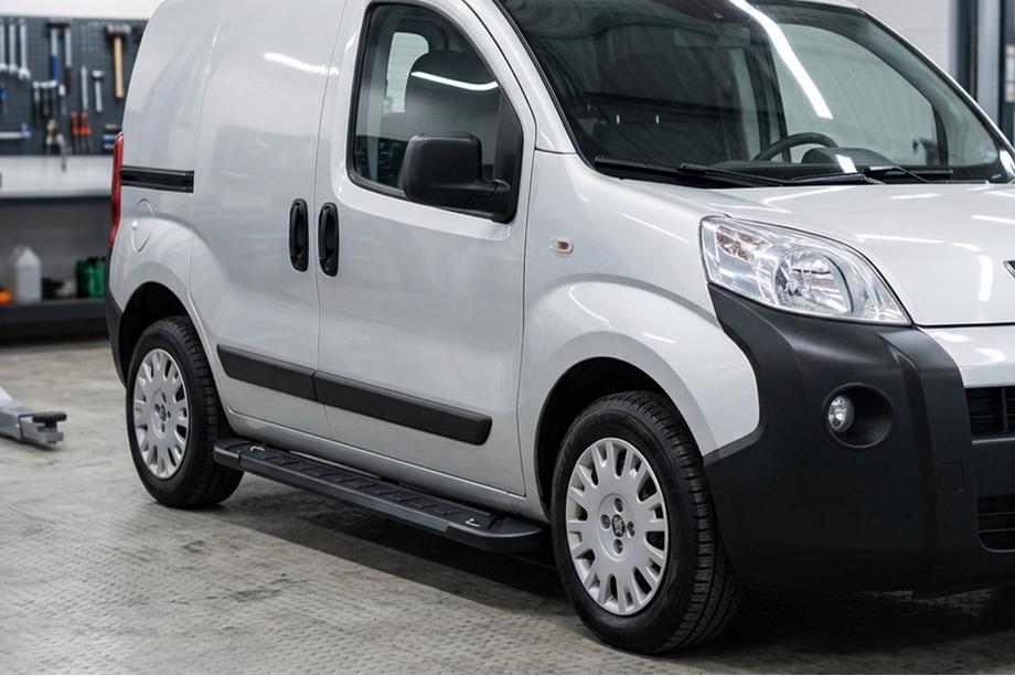 Peugeot Bipper 2008-2017 Seitenschweller RedLine Black (2 Stk., Aluminium) Image