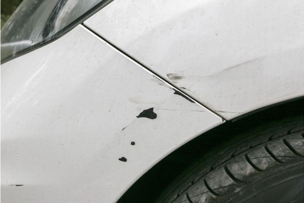 Welche Gefahr besteht bei Steinschlägen am Auto?