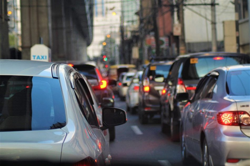So sparen Sie im Stau Kraftstoff: Einfache Tipps für Stadtfahrer