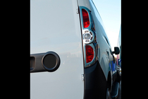 Fiat Doblo II 2010-2022 Chrom Blenden für Rückleuchten (2010-2015, 2 Stk, Kunststoff) Foto 7