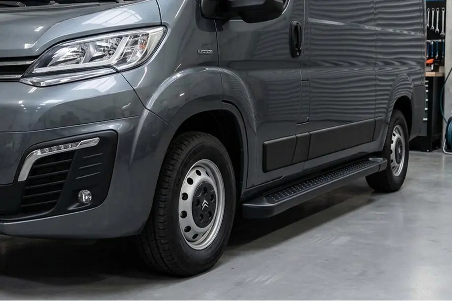 Peugeot Boxer 2006-2025 Trittbretter Allmond Black (2 Stk., Aluminium) Image