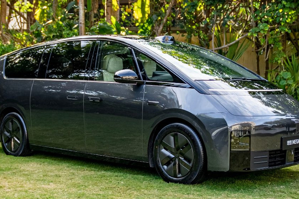 Li Mega-Test: ein futuristischer Minivan mit Schnellladefunktion Foto 4