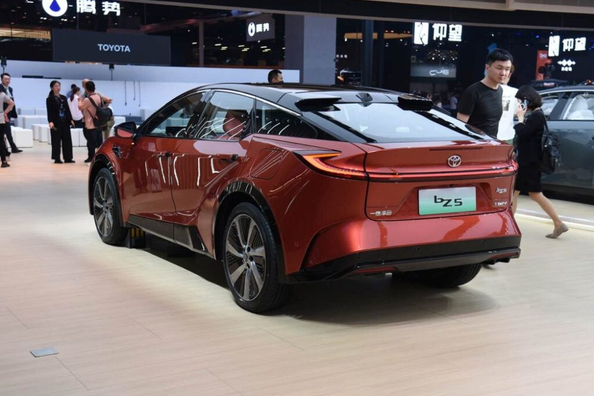Toyota bZ5 2025 Testbericht: Technische Daten, Ausstattung, Fotos Foto 4