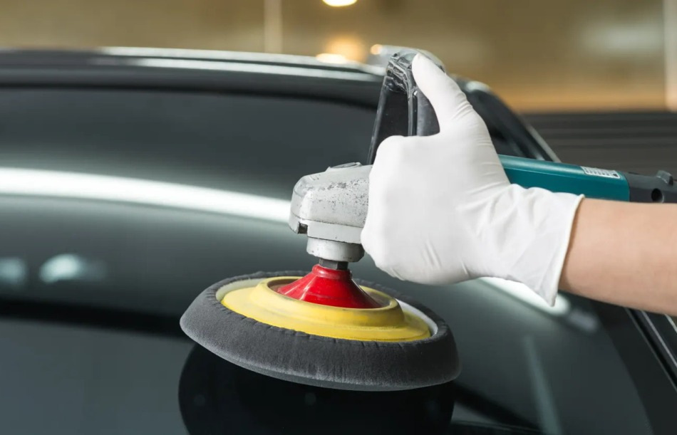 Was bewirkt das Polieren einer Autowindschutzscheibe?