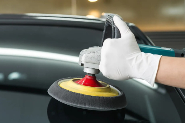 Was bewirkt das Polieren einer Autowindschutzscheibe?