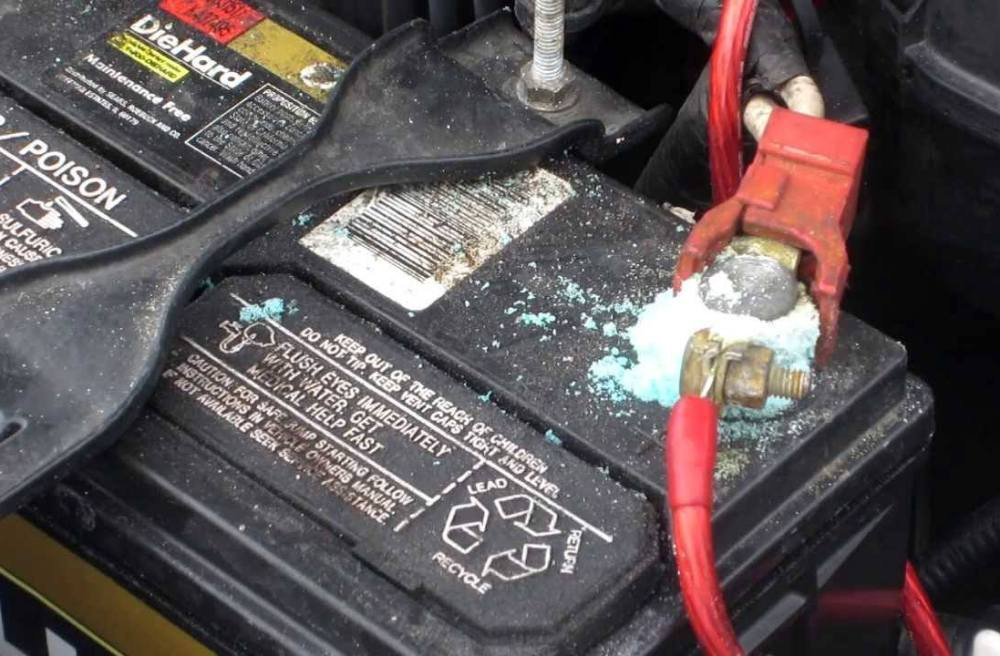 Was tun, wenn die Batterieklemmen korrodiert sind?