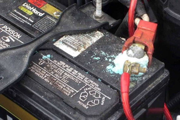 Was tun, wenn die Batterieklemmen korrodiert sind?