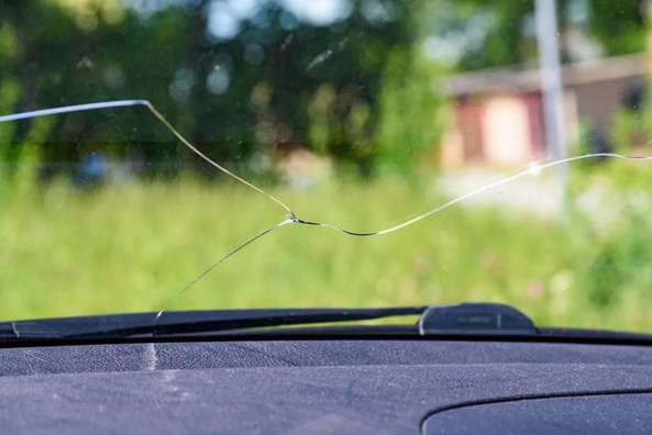 Was tun, wenn die Windschutzscheibe Ihres Autos gerissen ist?
