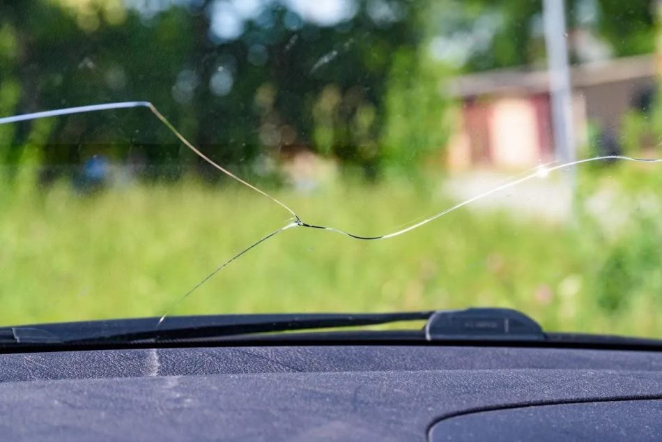 Was tun, wenn die Windschutzscheibe Ihres Autos gerissen ist?