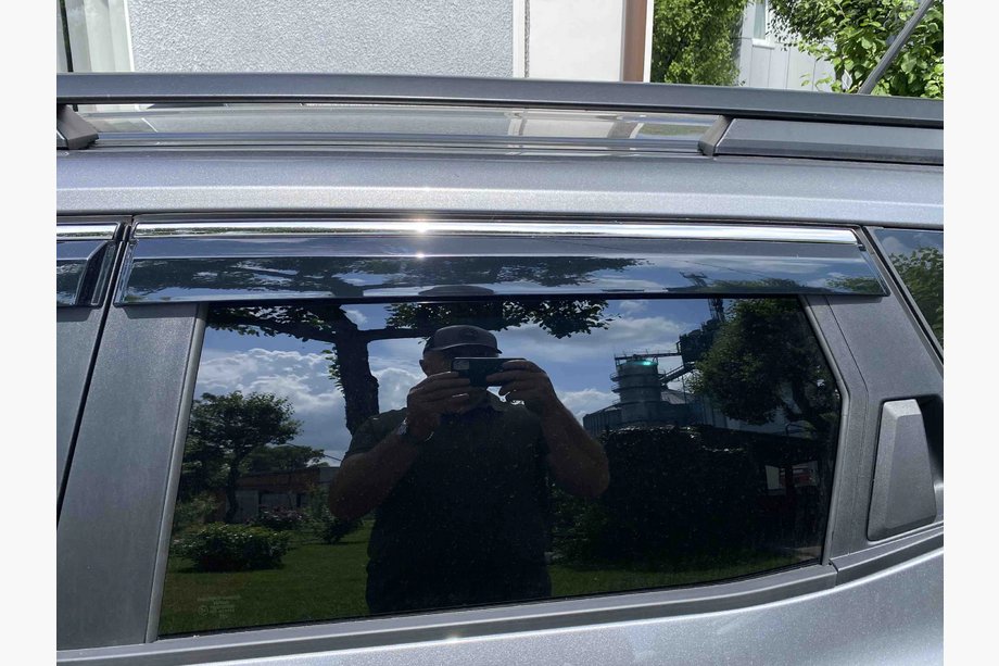 Dacia Duster 2024- Windabweiser mit Chromleiste Niken Luxury (4 Stk) Foto 4