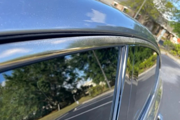 Warum Chrom am Auto nachdunkelt und wie man den Glanz zurückholt