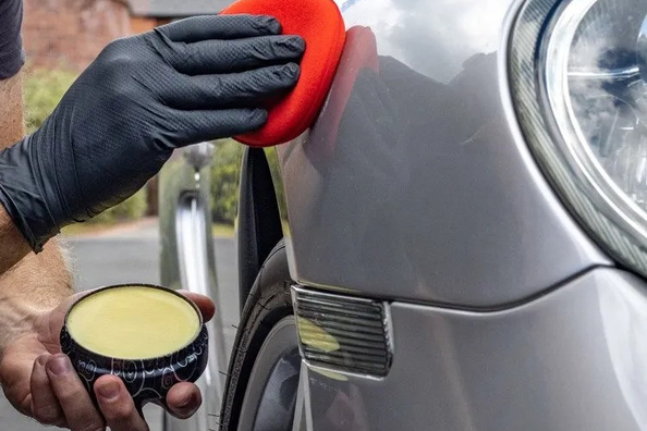 Autowachs richtig wählen: Glanz und Schutz garantiert