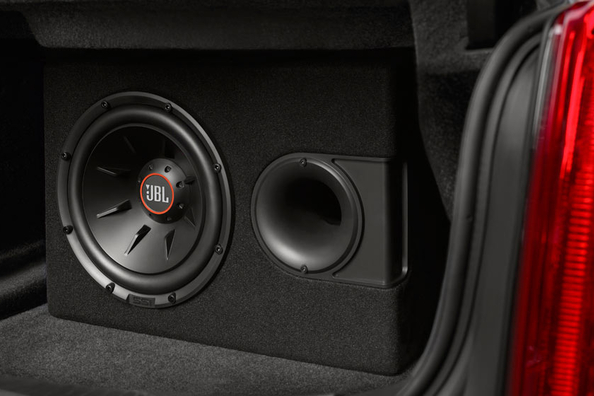 Subwoofer im Auto: Vorteile, Nachteile und lohnt sich der Einbau