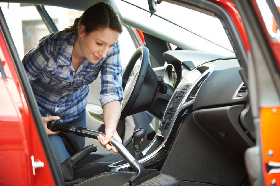 Wie man unangenehme Gerüche im Auto beseitigt