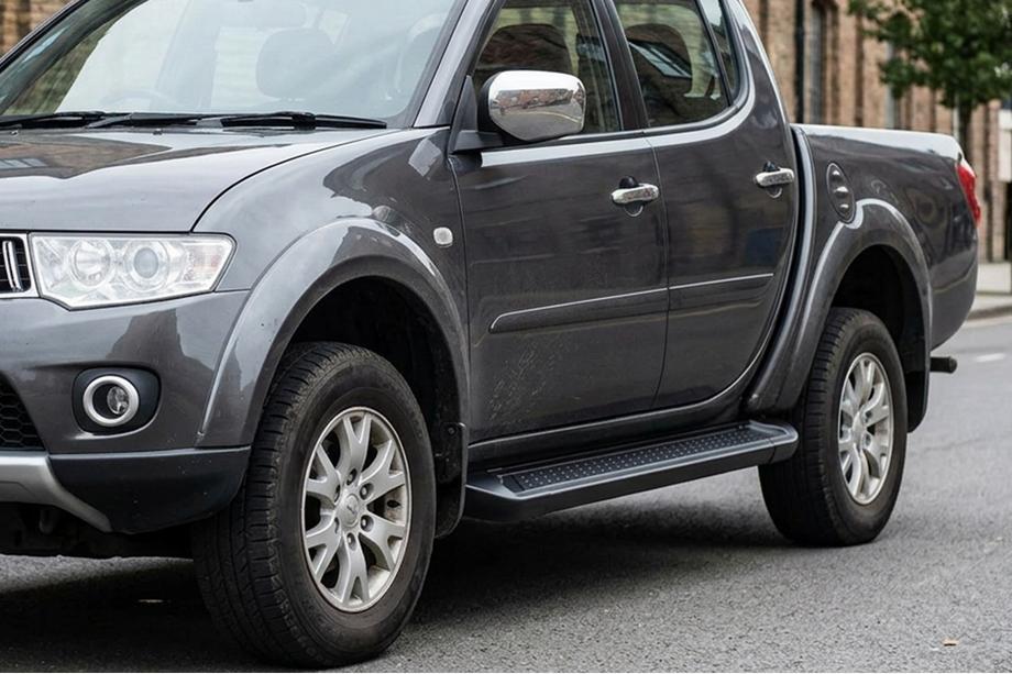 Mitsubishi L200 2006-2015 Trittbretter Allmond Black (2 Stk., Aluminium) Image