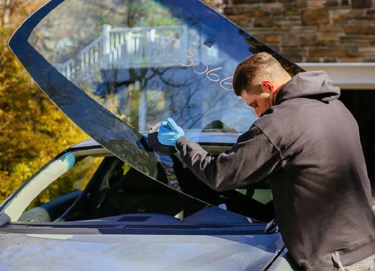 Frontscheibe des Autos: Wann ist ein Austausch unvermeidlich?