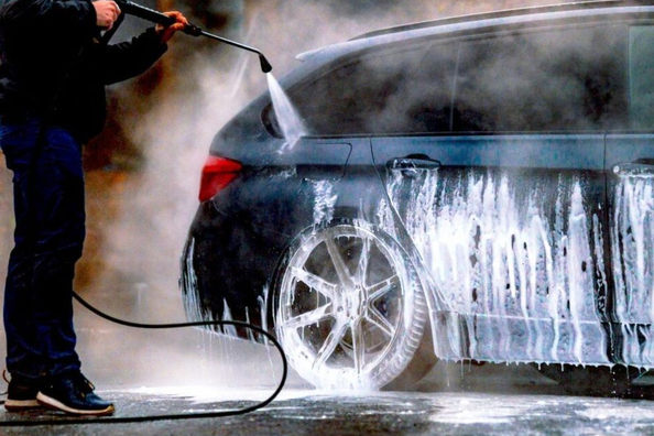 Auto im Winter waschen: Regeln für sicheres Waschen