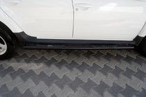 Renault Duster 2008–2017 Seitliche Trittrohre mit Einsätzen Black (2 Stk., Edelstahl) Foto 1