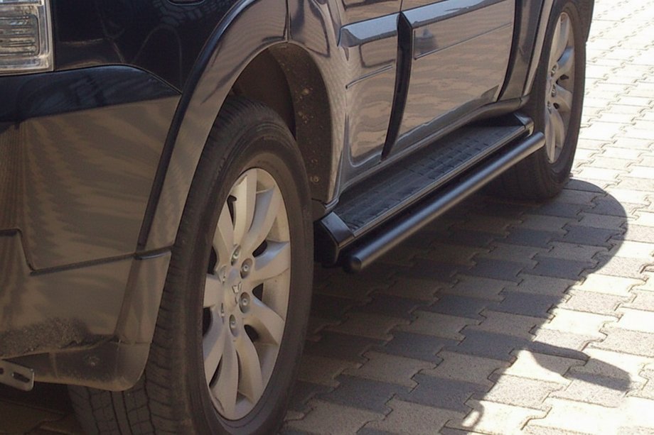 Mitsubishi Pajero Wagon IV 2006-2021 Seitenschutzrohre Black (2 Stk., Edelstahl) Image