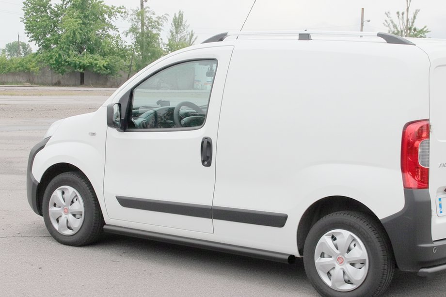 Fiat Fiorino/Qubo 2008-2024 Seitliche Trittrohre Ø60 Schwarz (2 Stk., Edelstahl) Image