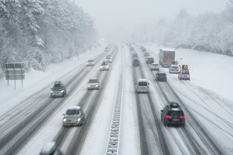 Wie man Unfälle auf winterlichen Straßen vermeidet