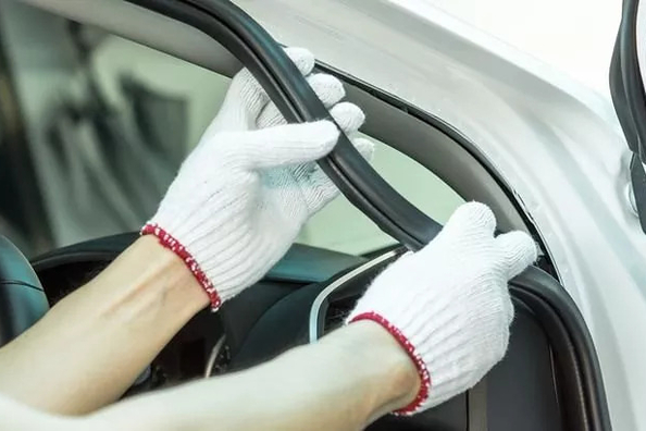 Woran erkennt man, dass die Türdichtungen des Autos gewechselt werden müssen?