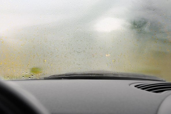 Warum beschlagen Autoscheiben und was hilft dagegen?