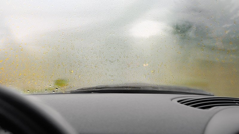 Warum beschlagen Autoscheiben und was hilft dagegen?