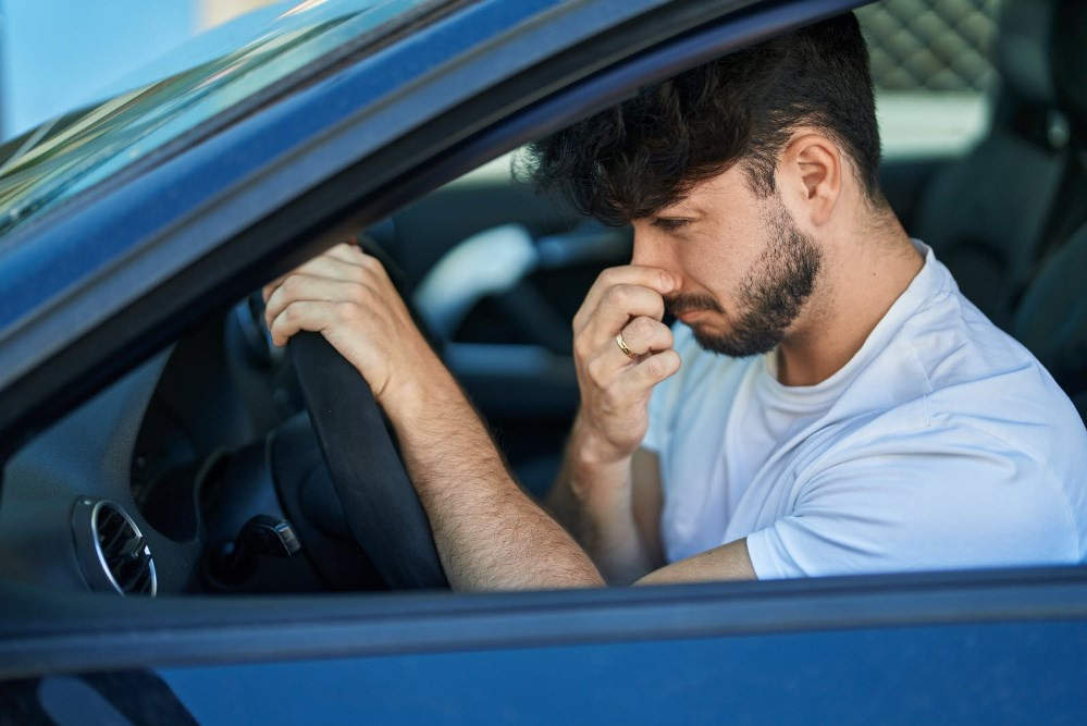 Warum riecht es im Auto nach Benzin? Hauptursachen und Lösungen