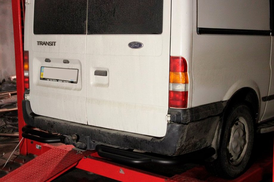 Ford Transit 2000–2014 Hinterer Schutztritt AK-Special Black (Edelstahl) Image