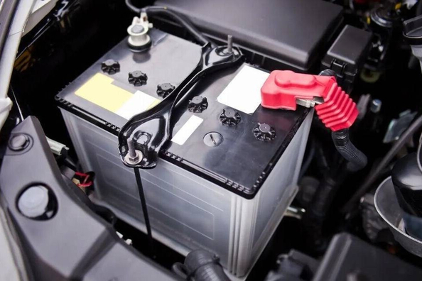Warum entlädt sich die Autobatterie? Hauptursachen und wie man sie behebt Foto 1