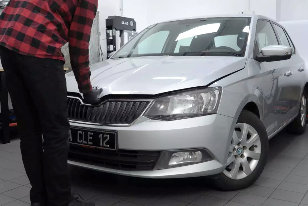 Škoda Fabia: Motorhaube öffnen – Schritt-für-Schritt-Anleitung
