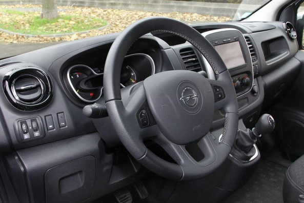 Opel Vivaro: So demontieren Sie das Lenkrad richtig