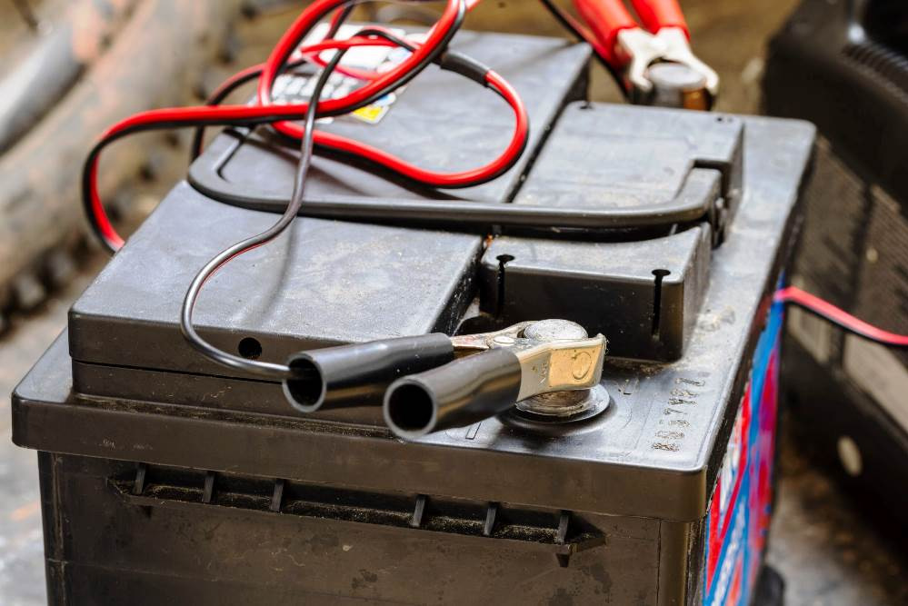 Wie lädt man die Autobatterie richtig?