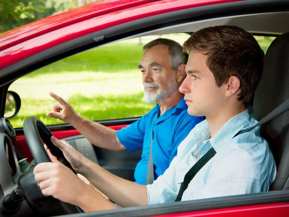 Wie lernt man, Auto zu fahren?