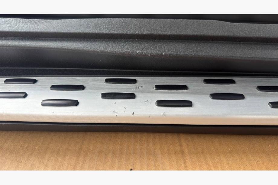 Kia Stonic 2017- B-Ware Seitliche Trittbretter Original-Design (ohne Schrauben, 2 Stk.) Image