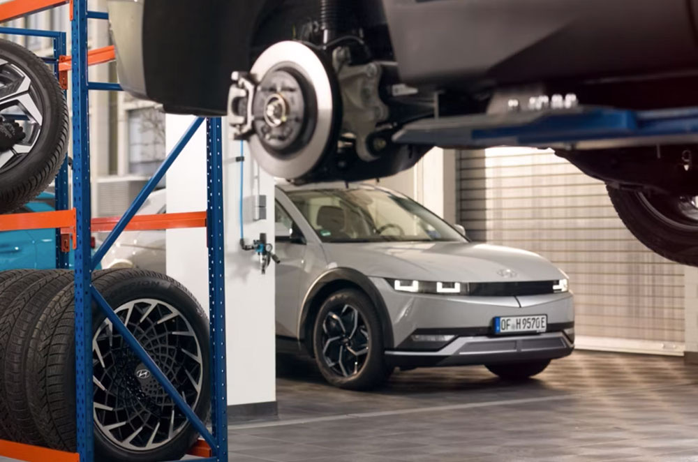 Was muss man bei einem Elektroauto warten?