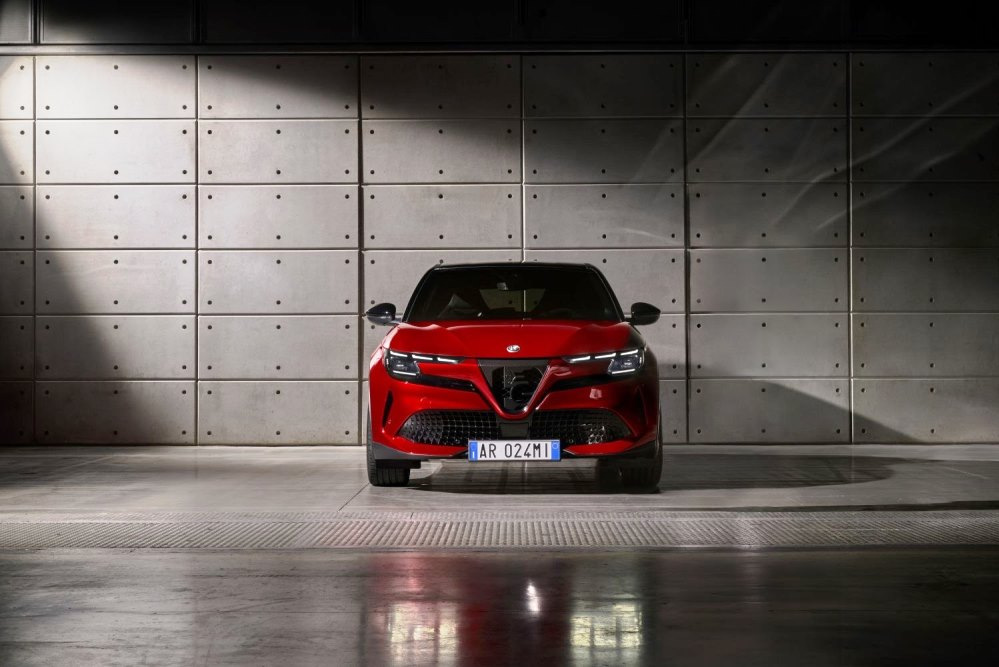 Test Alfa Romeo Junior (2025): Hybrid und Elektro-SUV in einem