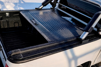 Toyota Hilux 2015- OEM Rollcover für Ladefläche (2020+, mechanisch mit Griff und Schloss) Foto 5