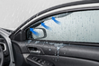 Regen dringt bei geöffnetem Fenster in den Innenraum: Was tun? Foto 1